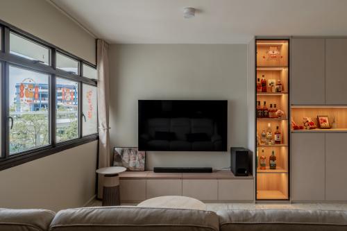 Contemporary Resale 5-Room HDB by Niche Koncept Design