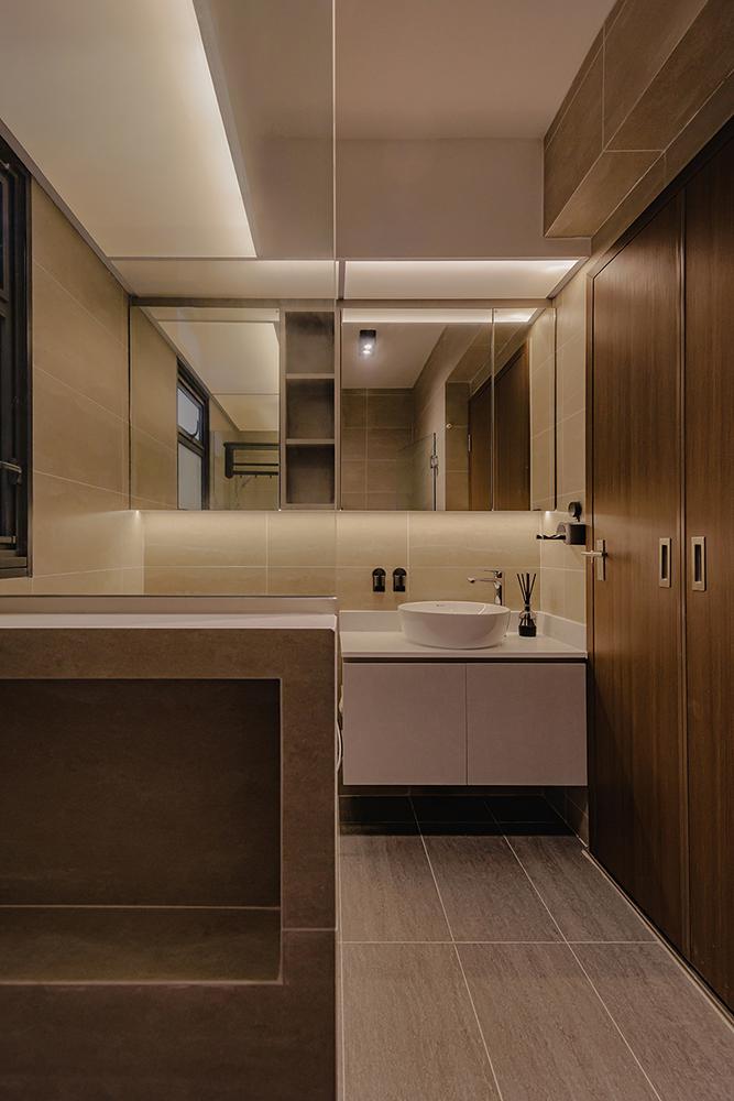 Modern Bathroom with Countertop and Homogeneous Tiles
