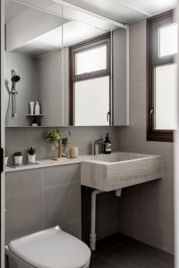 Modern Bathroom at Macpherson Weave 95B Circuit Road