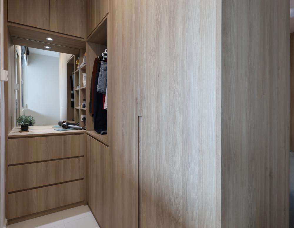 Minimalist Walk-in Wardrobe with Mirror and Wardrobe