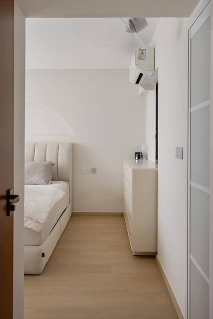 Asian Bedroom with Vinyl Flooring and Flooring