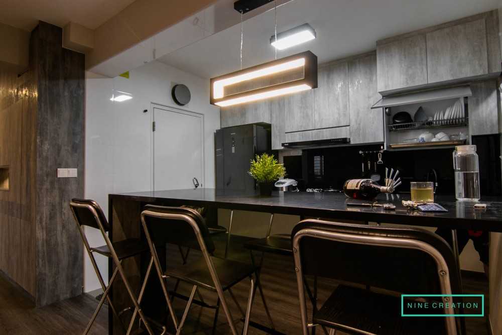 Contemporary Kitchen with Vinyl Flooring and Kitchen Backsplash