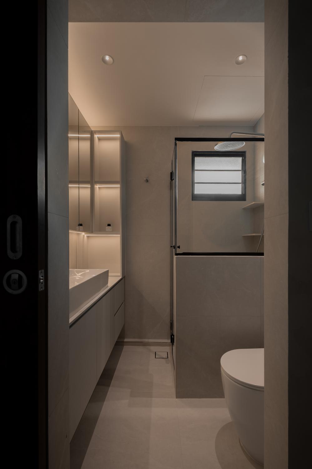 Minimalist Bathroom with Homogeneous Tiles and Mirror