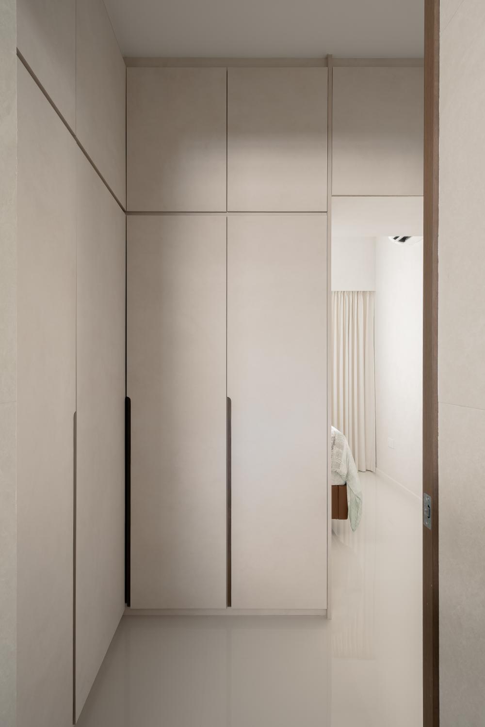 Minimalist Walk-in Wardrobe with Wardrobe and Small Storage
