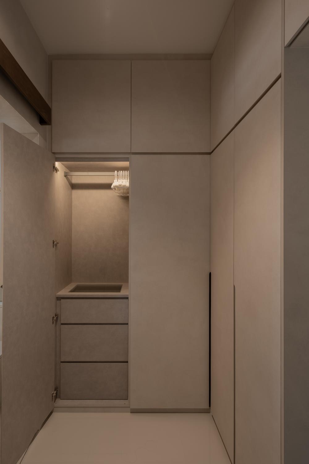 Minimalist Walk-in Wardrobe with Wardrobe and Storage Cabinets