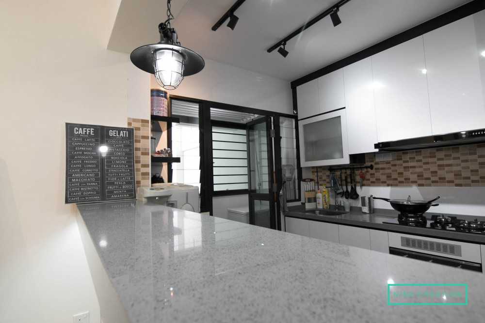 Modern Kitchen with Homogeneous Tiles and Open Kitchen