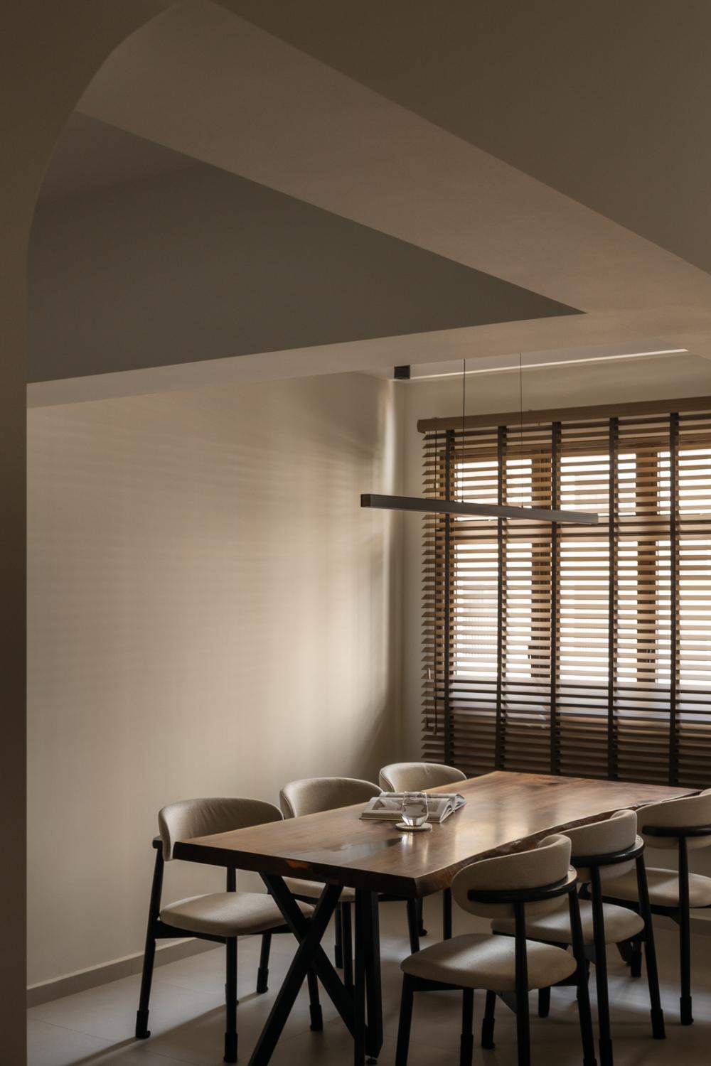 Modern Dining Room with Dining Table and Dining Chairs