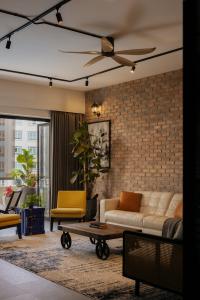Industrial Living Room at Costa Rhu II