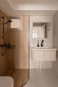 Modern Bathroom at 10C Bendemeer
