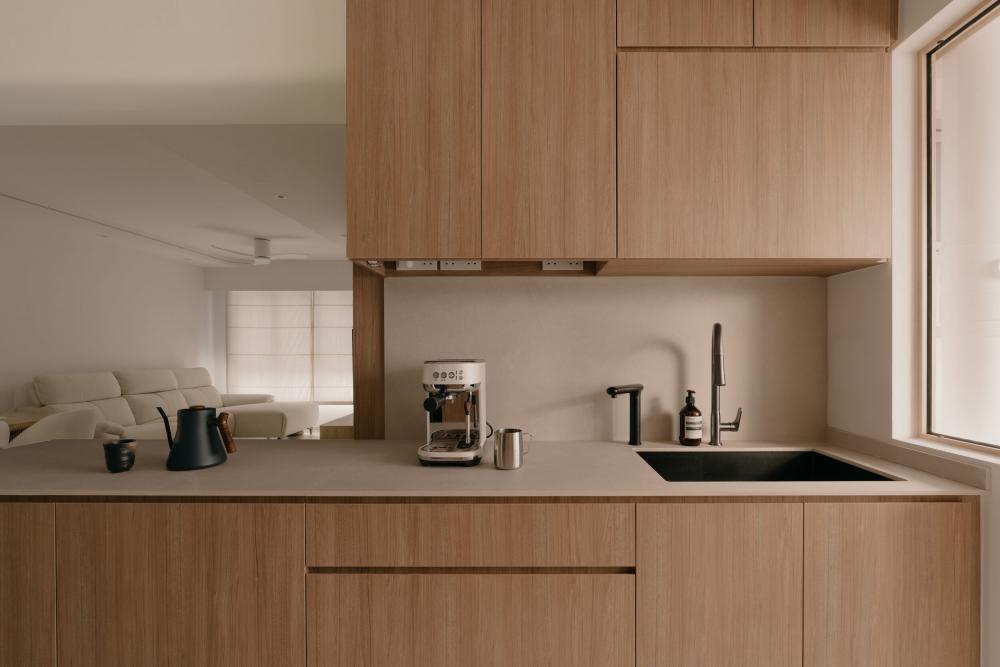 Modern Kitchen with Open Kitchen and Breakfast Counter