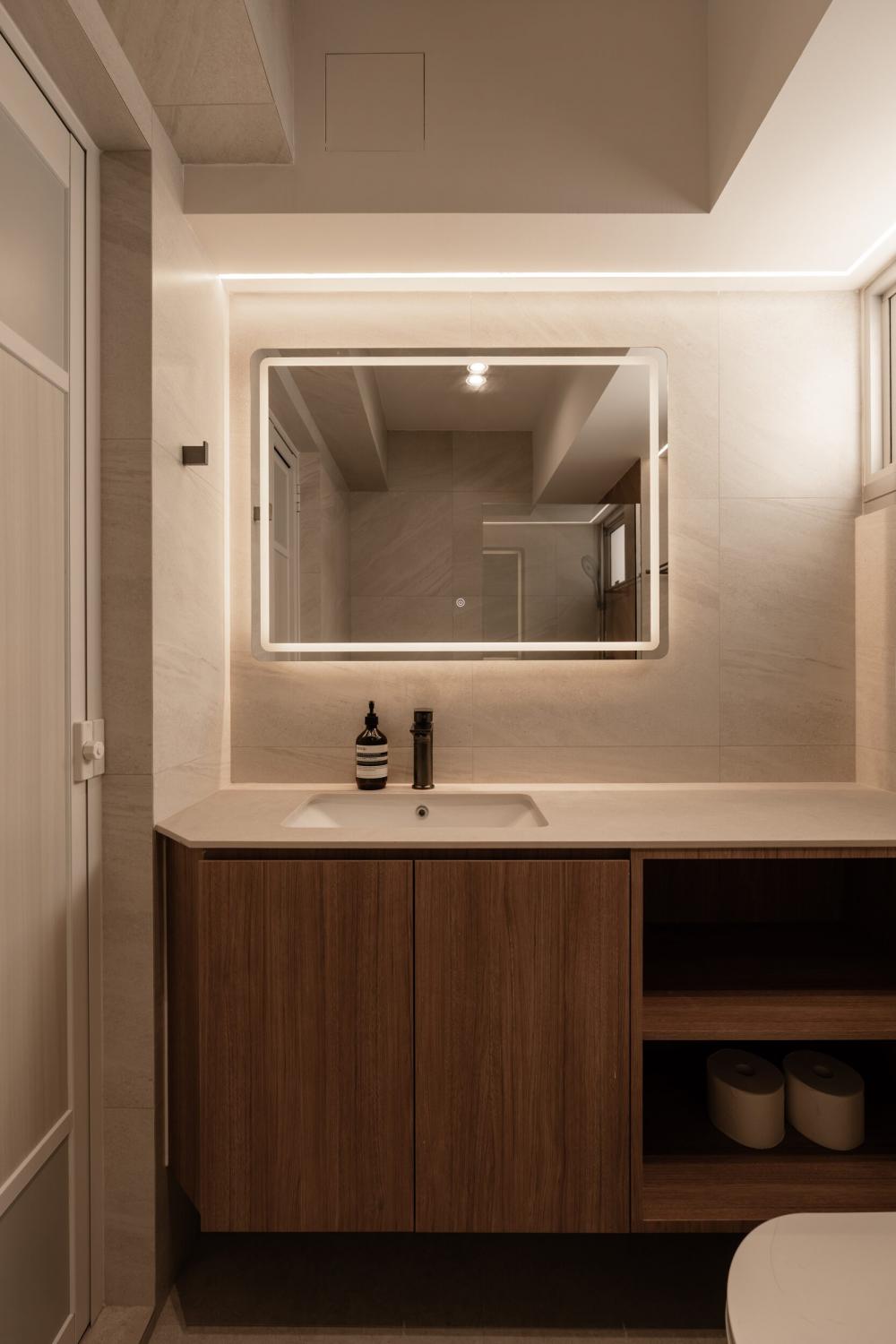 Modern Bathroom with Countertop and Mirror
