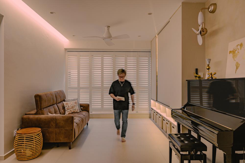 Minimalist Living Room with Homogeneous Tiles and TV Console