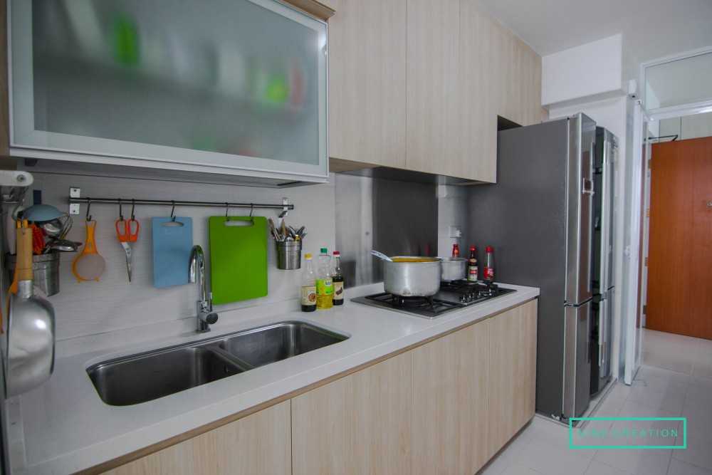 Modern Kitchen with Countertop and Kitchen Backsplash