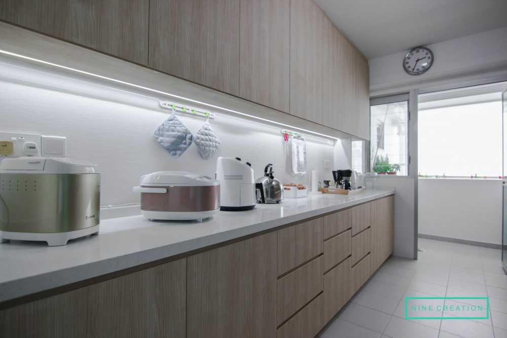 Modern Kitchen with Countertop and Homogeneous Tiles