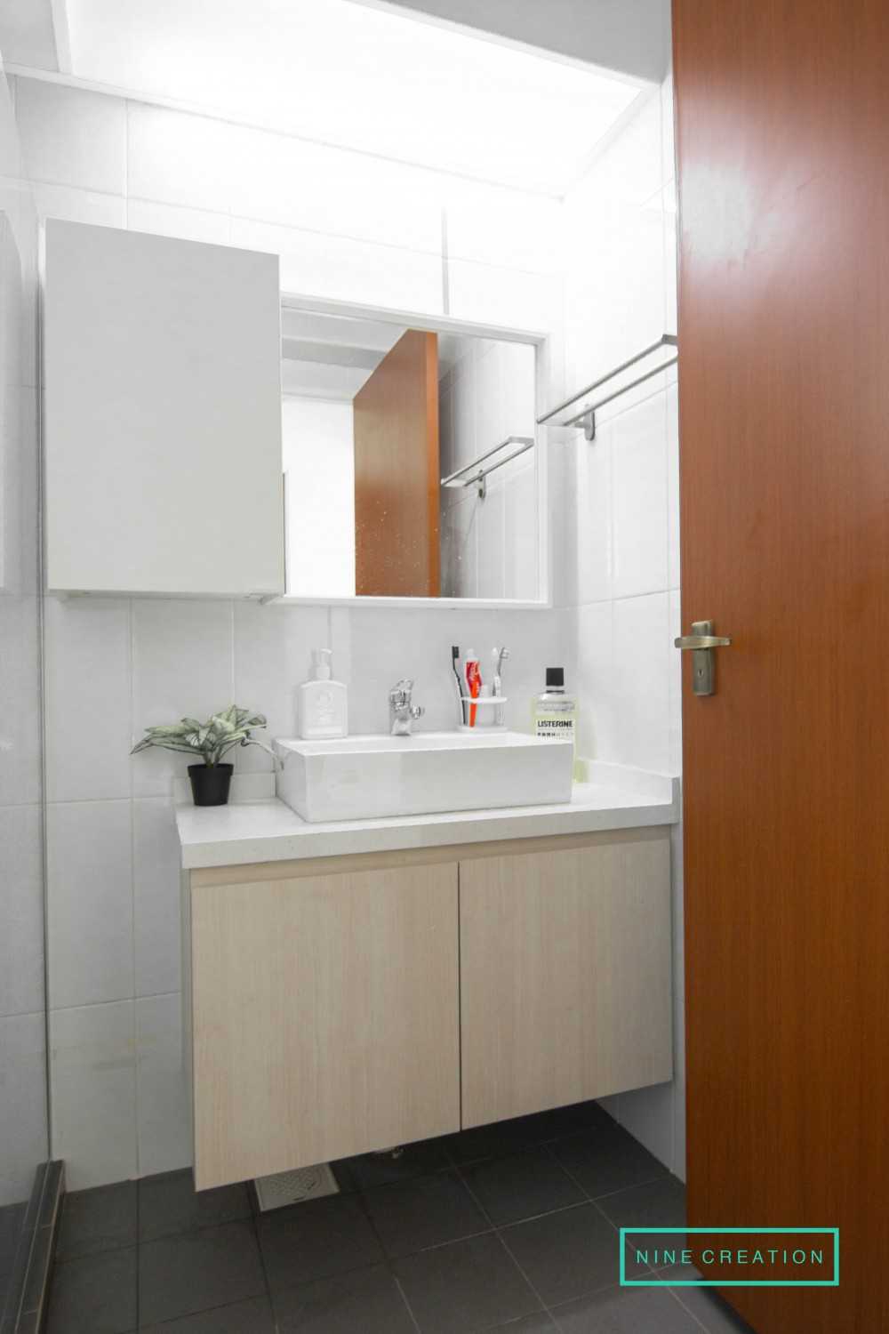 Modern Bathroom with Countertop and Vanity Counter