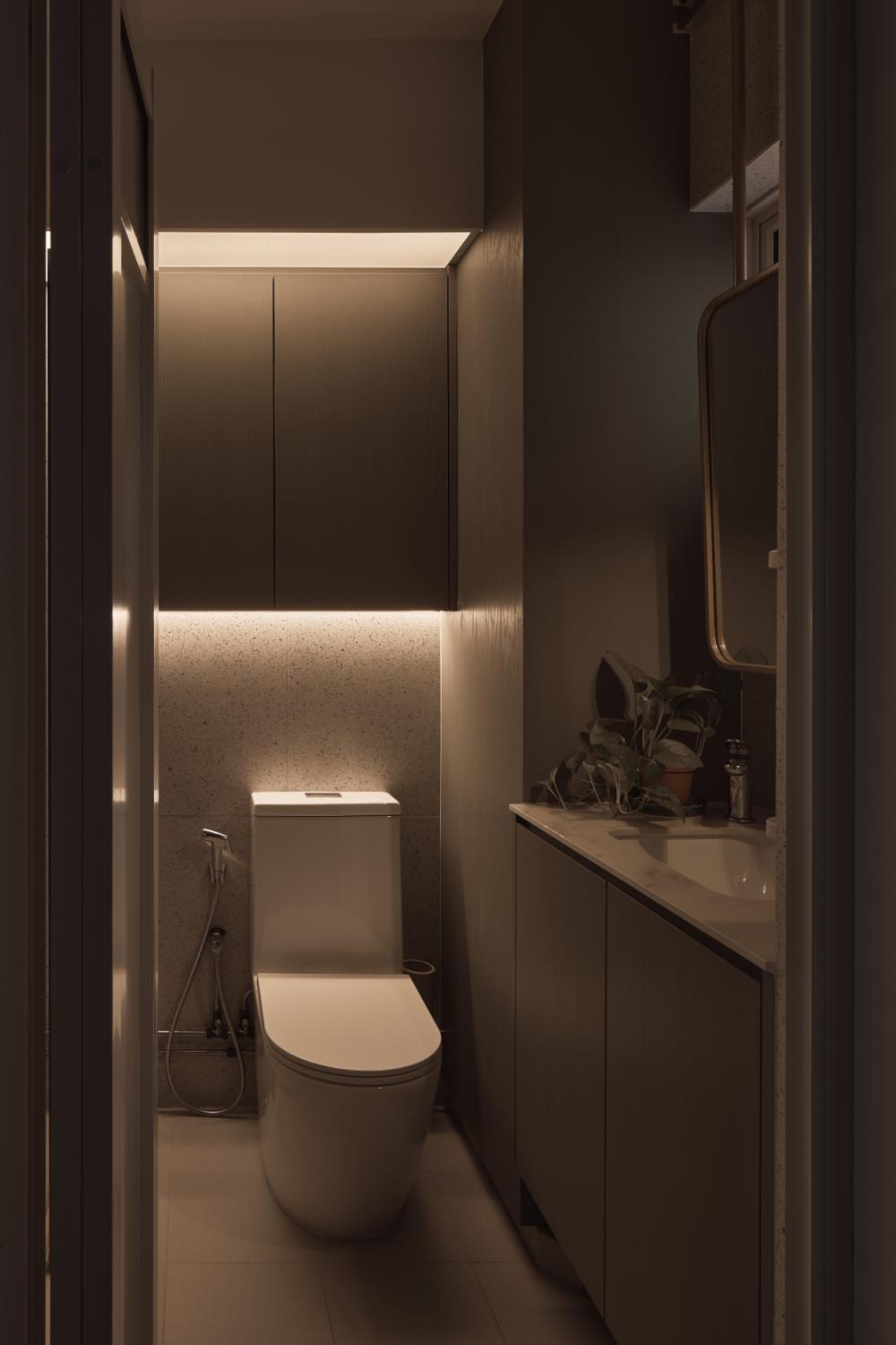 Contemporary Bathroom with Mirror and Bathroom Storage