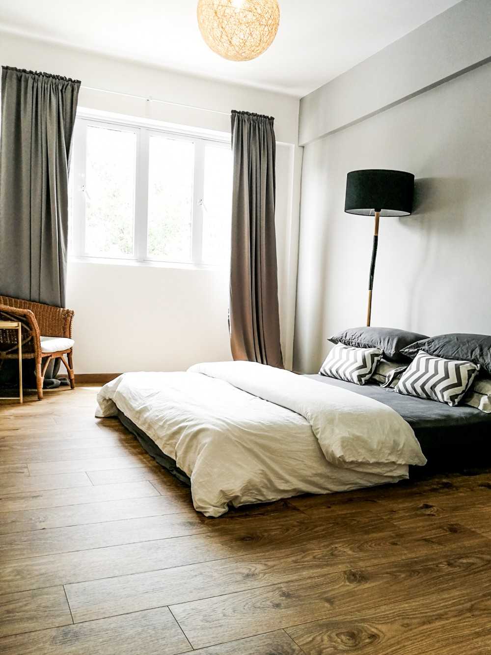 Scandinavian Bedroom with Vinyl Flooring and Curtain