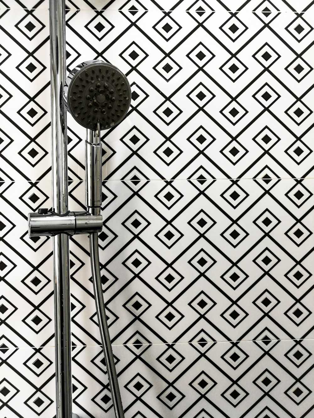 Scandinavian Bathroom with Homogeneous Tiles and Showers
