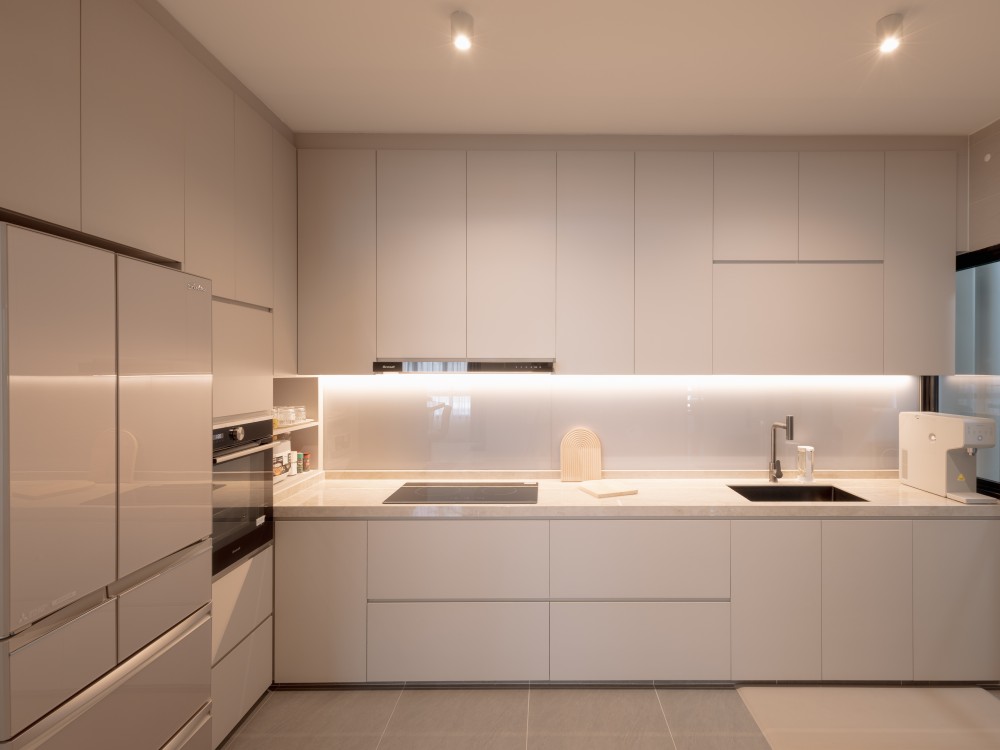 Minimalist Kitchen with Kitchen Backsplash and Kitchen Tap