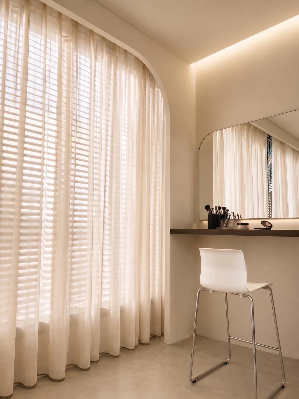 Minimalist Retail with Mirror and Cove Lighting