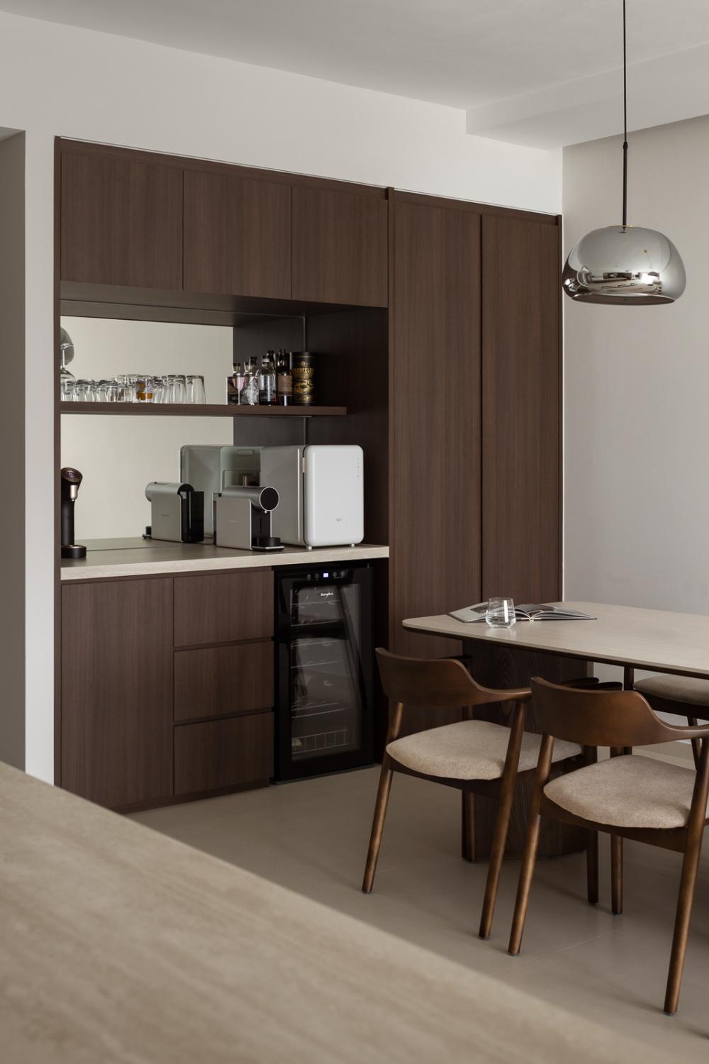 Contemporary Dining Room with Dining Table and Dining Chairs