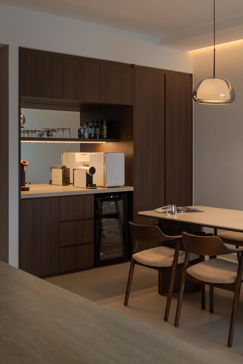 Contemporary Dining Room with Dining Table and Dining Chairs