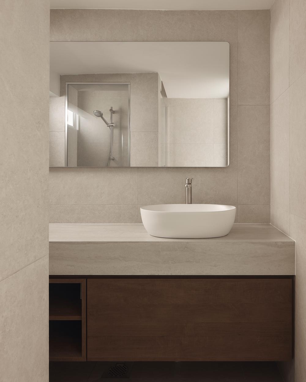 Minimalist Bathroom with Countertop and Homogeneous Tiles