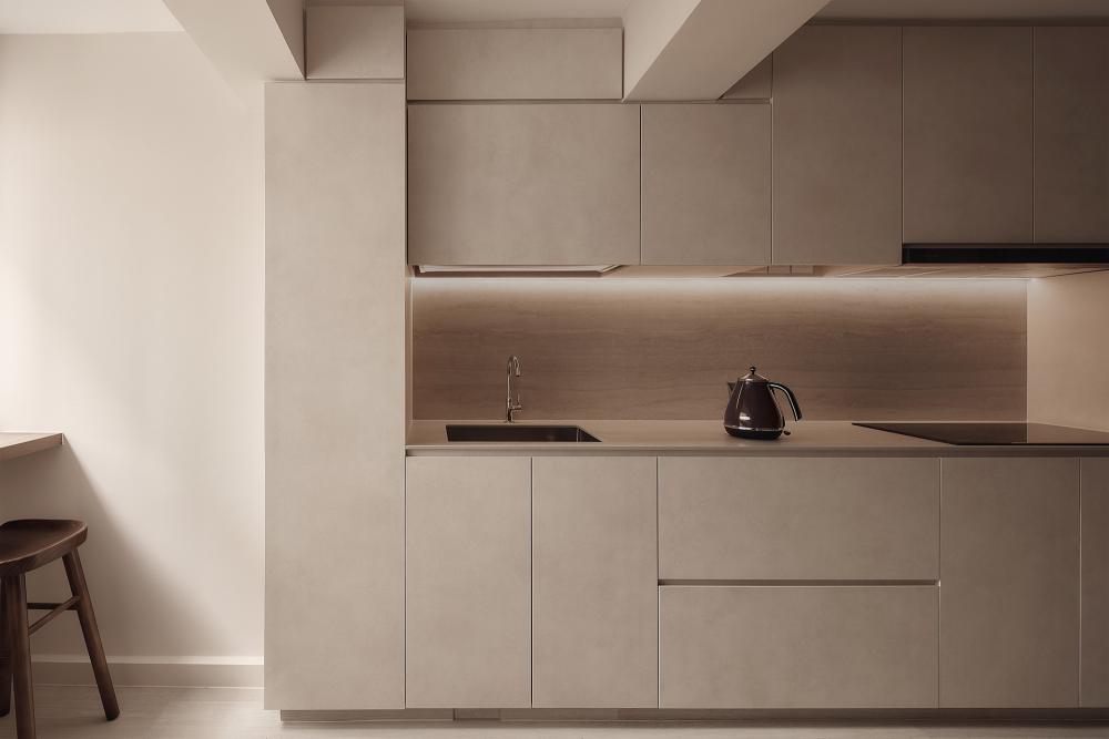 Minimalist Kitchen with Homogeneous Tiles and Cement Floor