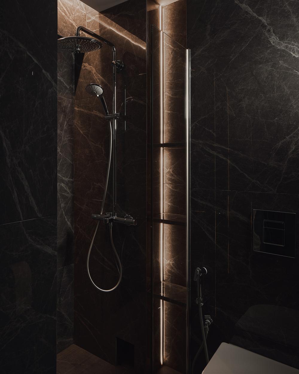 Contemporary Bathroom with Homogeneous Tiles and Rainshower