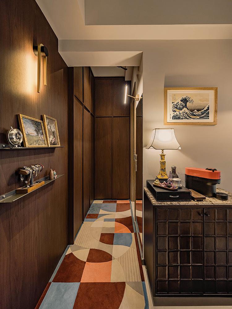 Modern Walk-in Wardrobe with Feature Wall and Mirror
