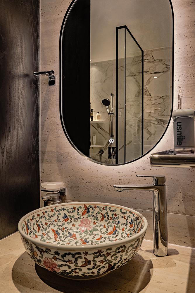 Modern Bathroom with Countertop and Mirror