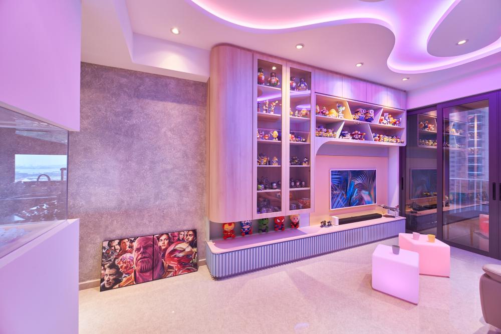 Eclectic Living Room with Bookshelf and Settee