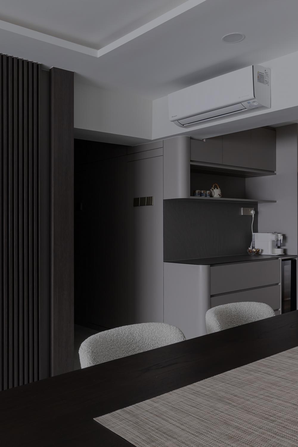 Contemporary Dining Room with Dining Table and Dining Chairs