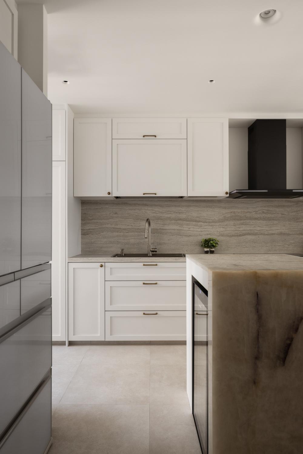 Contemporary Kitchen with Kitchen Island and Cupboard