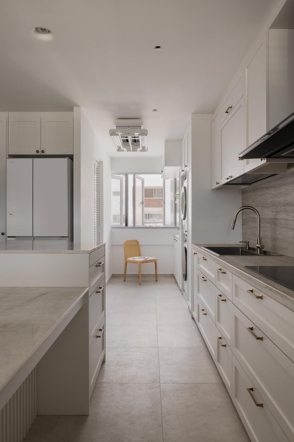 Contemporary Kitchen with Homogeneous Tiles and Cupboard