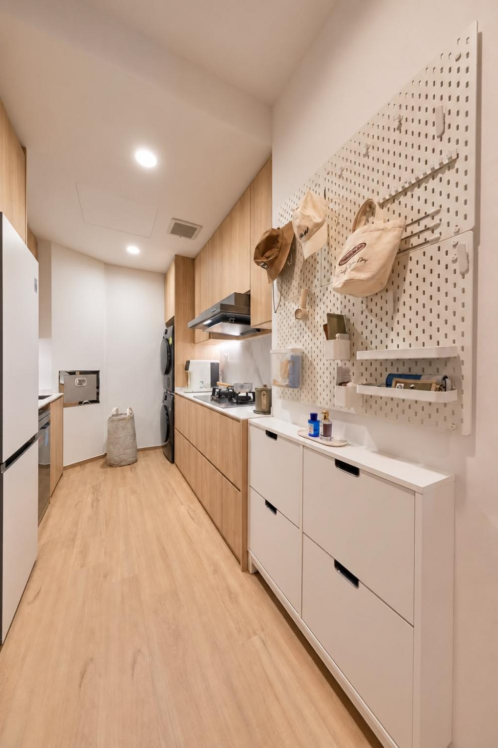 Contemporary Kitchen with Vinyl Flooring and Open Kitchen