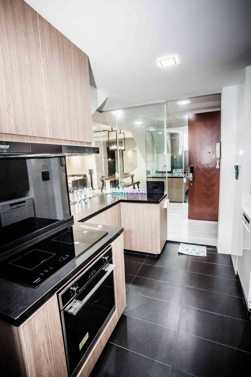 Contemporary Kitchen with Countertop and Homogeneous Tiles