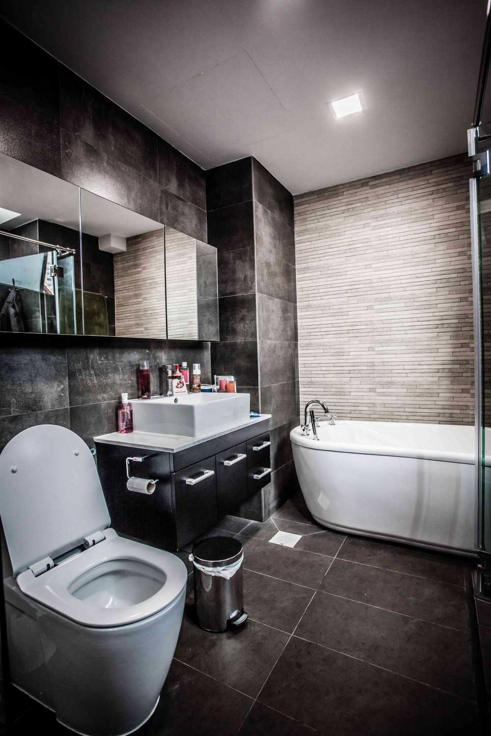 Contemporary Bathroom with Homogeneous Tiles and Mirror