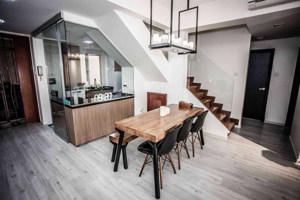 Contemporary Dining Room with Dining Table and Dining Chairs