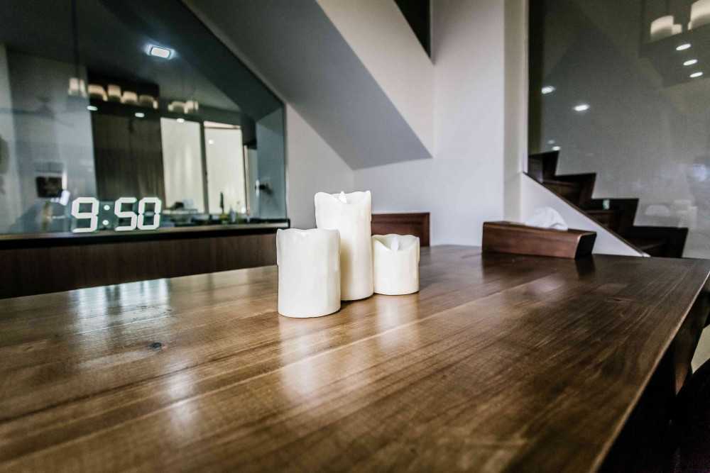 Contemporary Dining Room with Dining Table and Dining Chairs