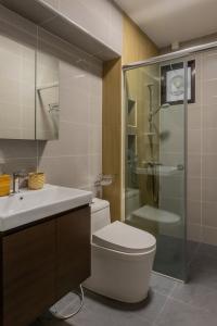 Modern Bathroom at 653 Senja Link