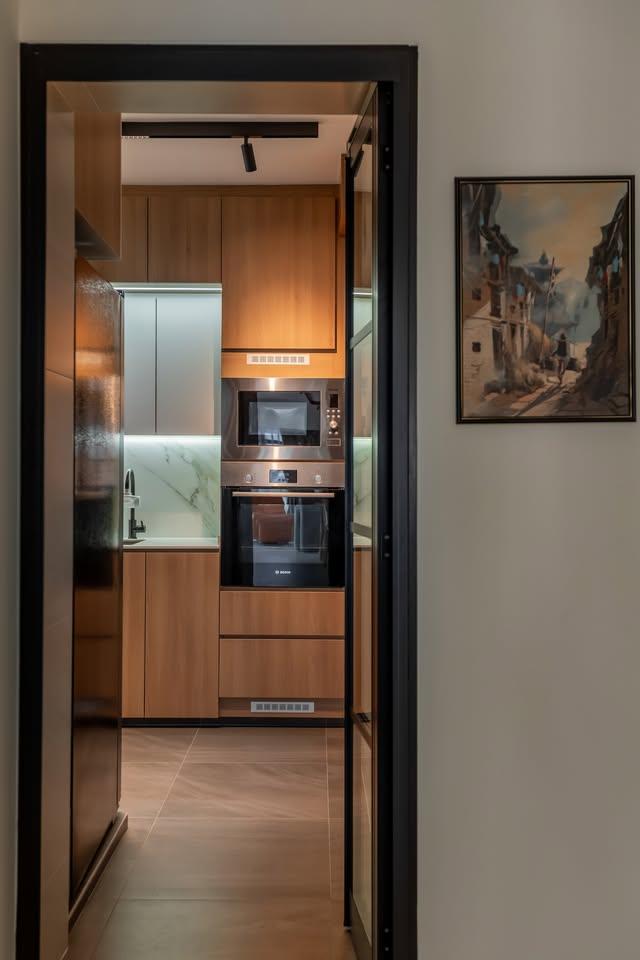 Modern Kitchen with Kitchen Cabinets and Oven