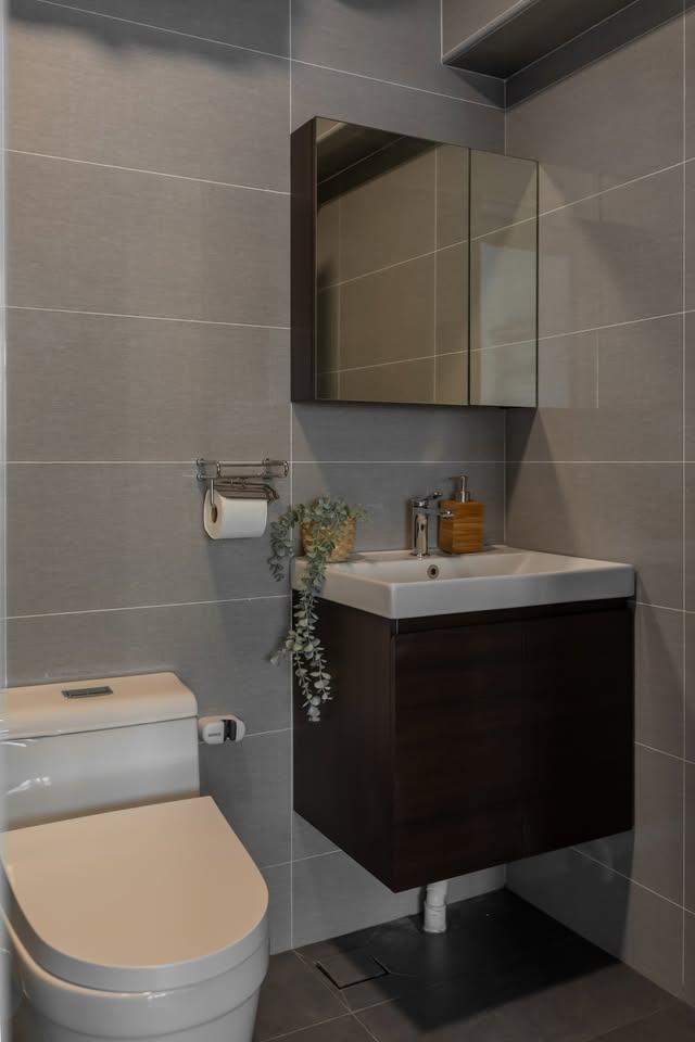 Modern Bathroom with Mirror and Bathroom Sinks