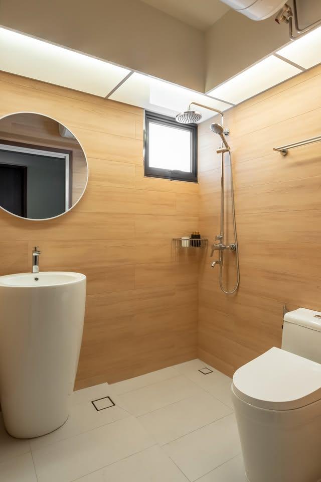 Modern Bathroom with Mirror and Rainshower