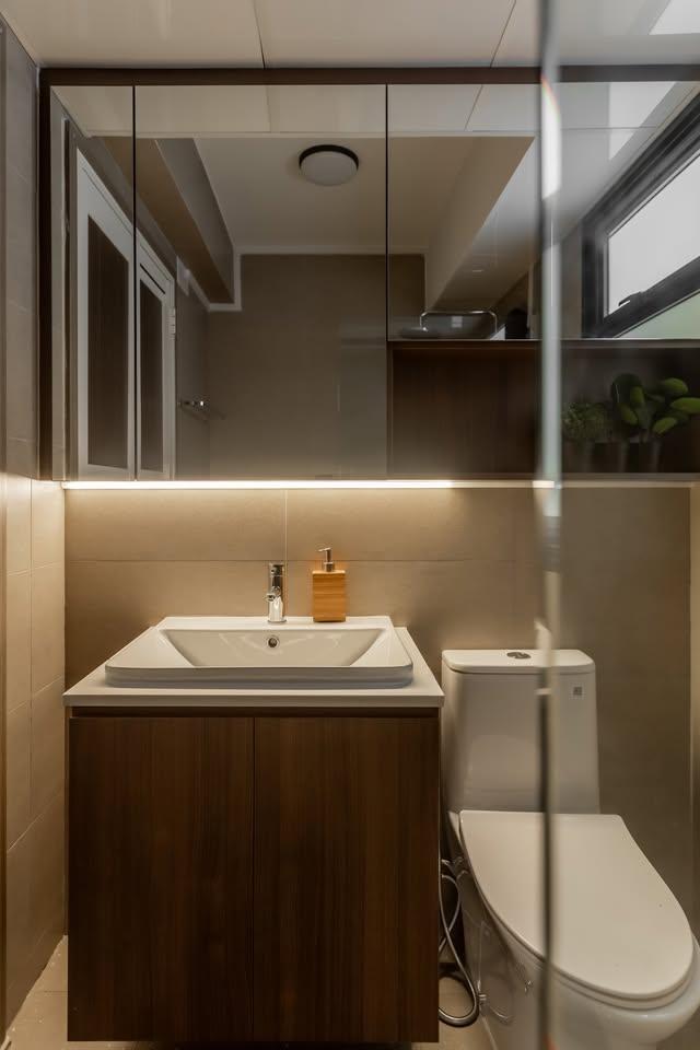 Modern Bathroom with Mirror and Bathroom Sinks
