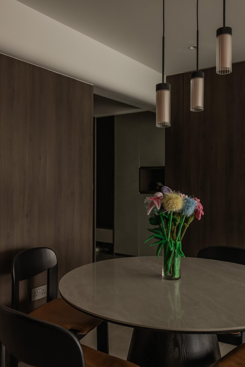 Contemporary Dining Room with Mirror and Dining Table