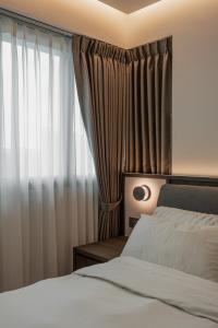 Contemporary Bedroom at Upper Serangoon Crescent