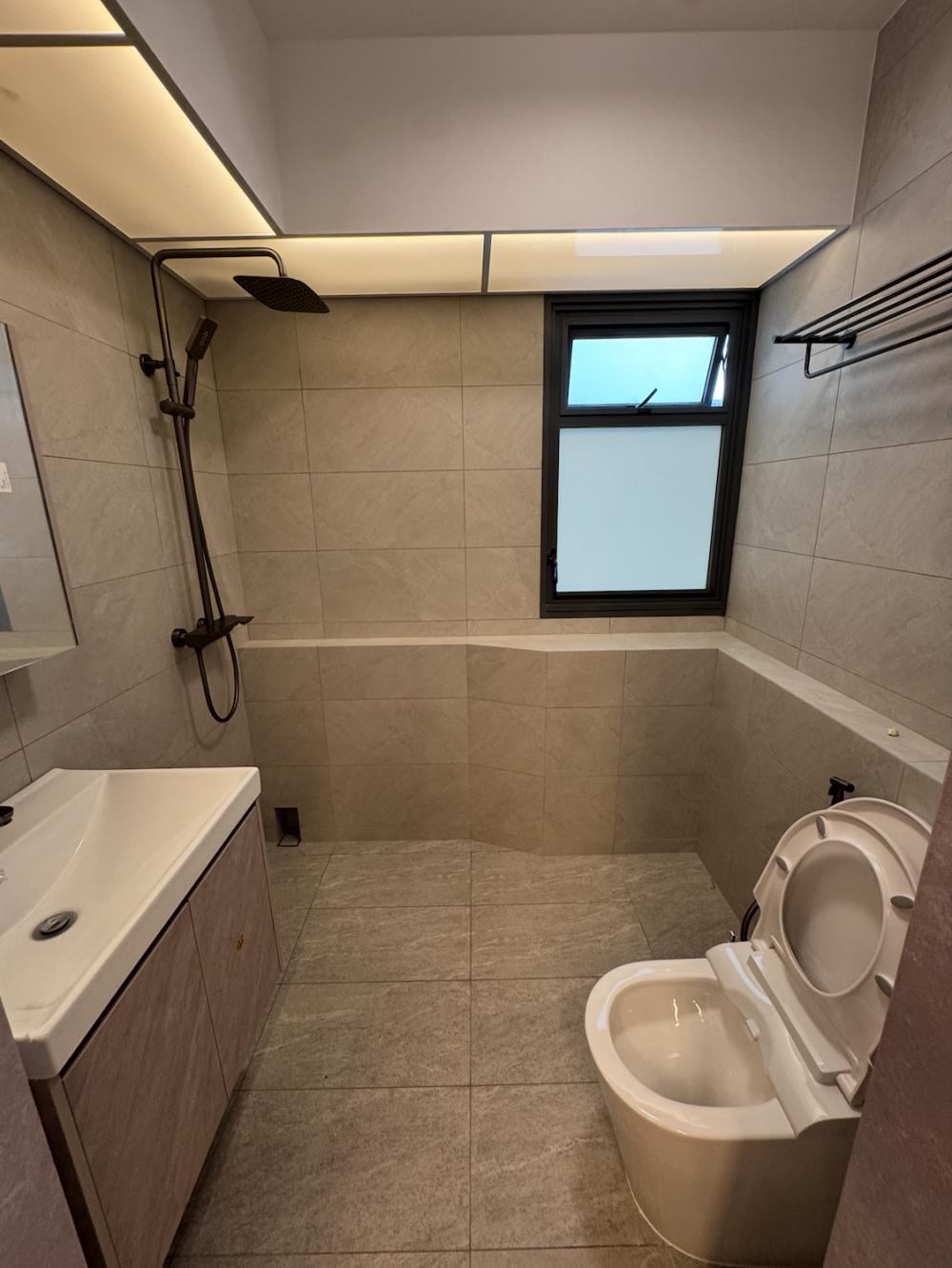 Modern Bathroom with Homogeneous Tiles and Mirror