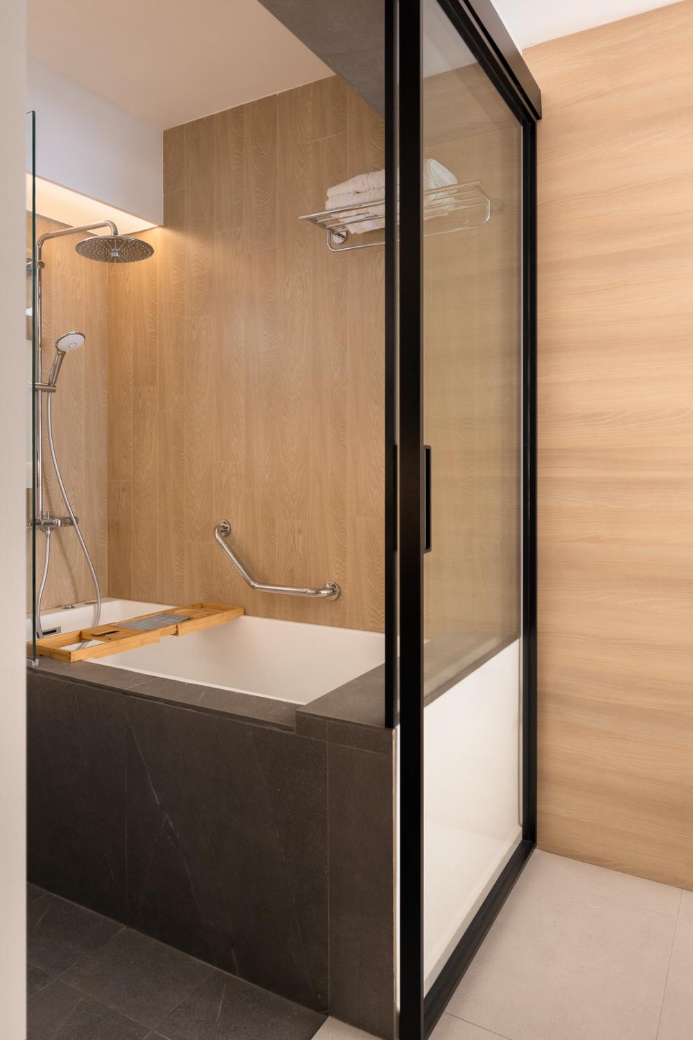 Modern Bathroom with Bathtub and Shower Screen