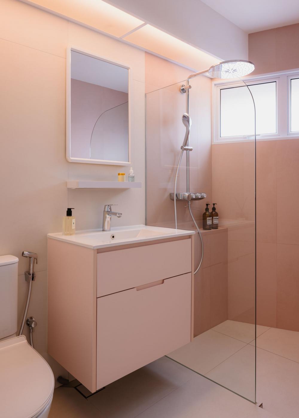 Contemporary Bathroom with Homogeneous Tiles and Mirror